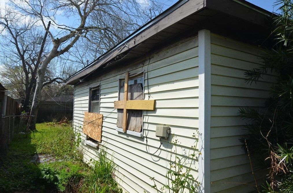 5962 Belcrest St, Houston TX  77033-1206 exterior