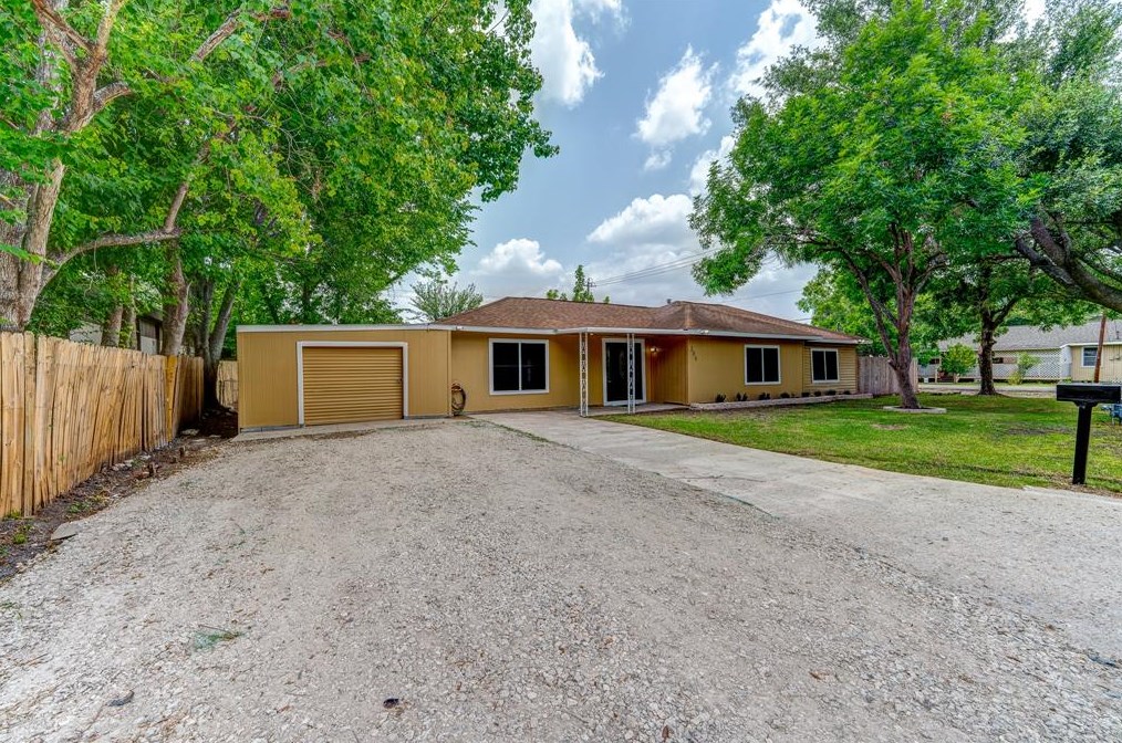 209 Stewart St, Baytown TX  77520-3057 exterior