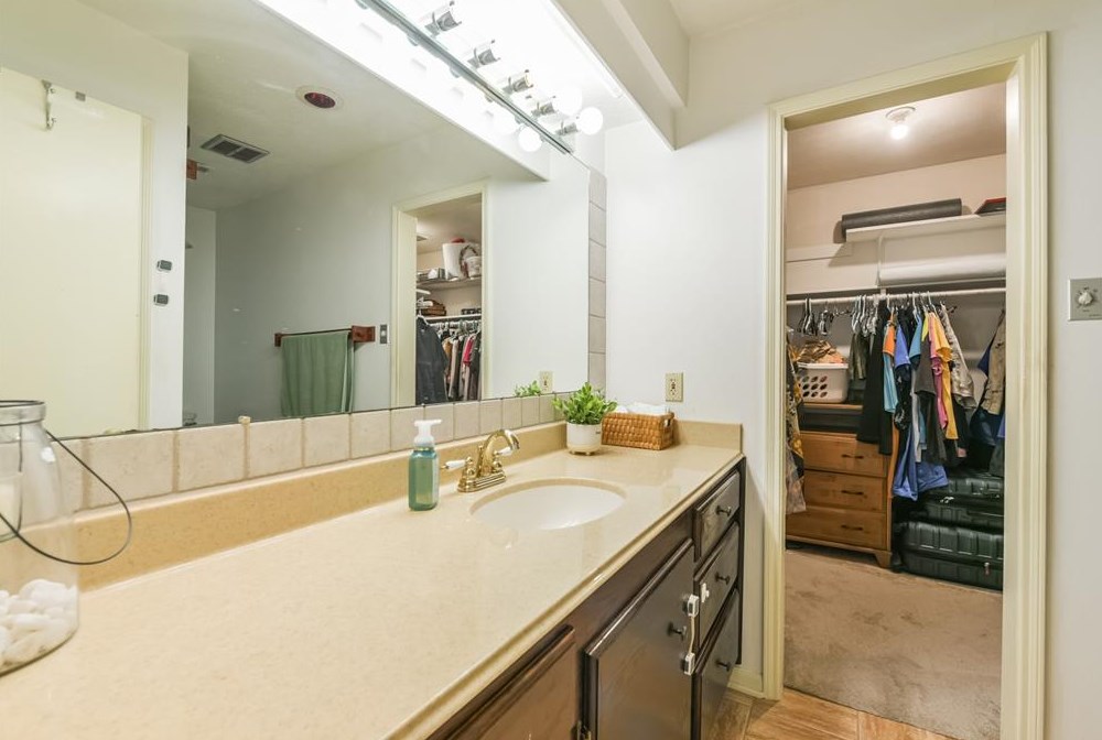 16231 Parksley Dr, Houston TX 77059-4714 exterior