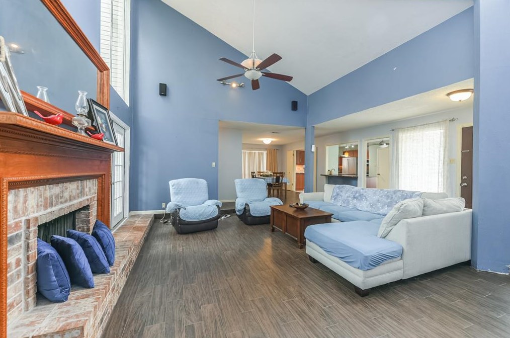 16231 Parksley Dr, Houston TX 77059-4714 exterior