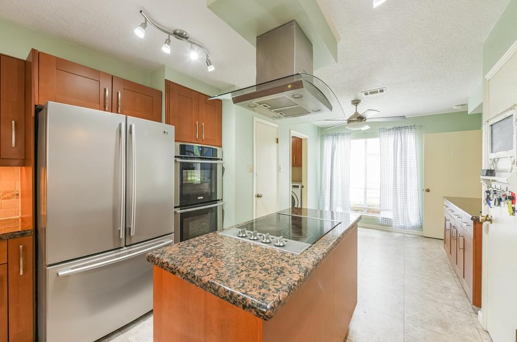 16231 Parksley Dr, Houston TX 77059-4714 exterior