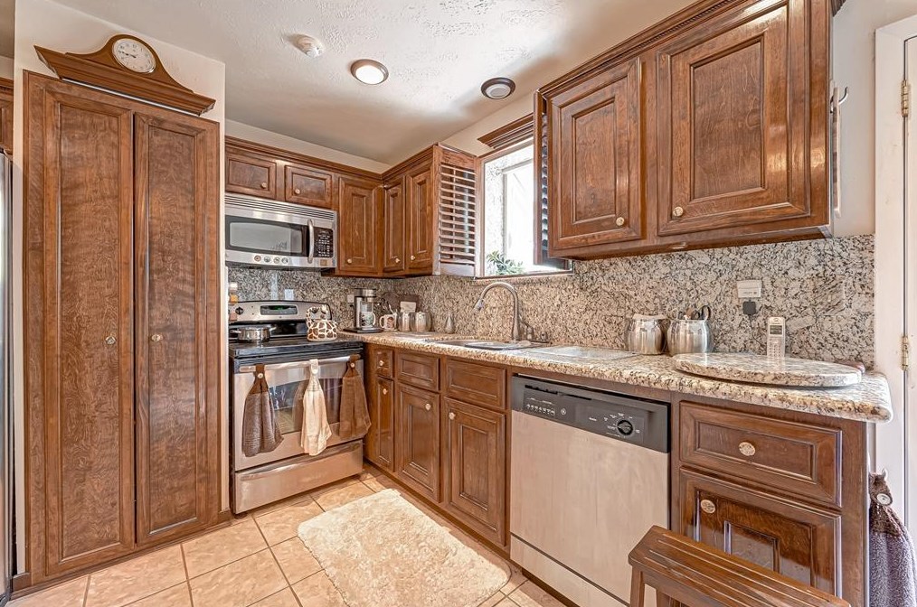 10838 Corona Ln, Houston TX 77072-3253 exterior