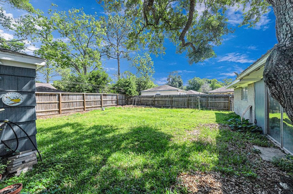 5814 Mcknight, Houston TX  77035-2326 exterior