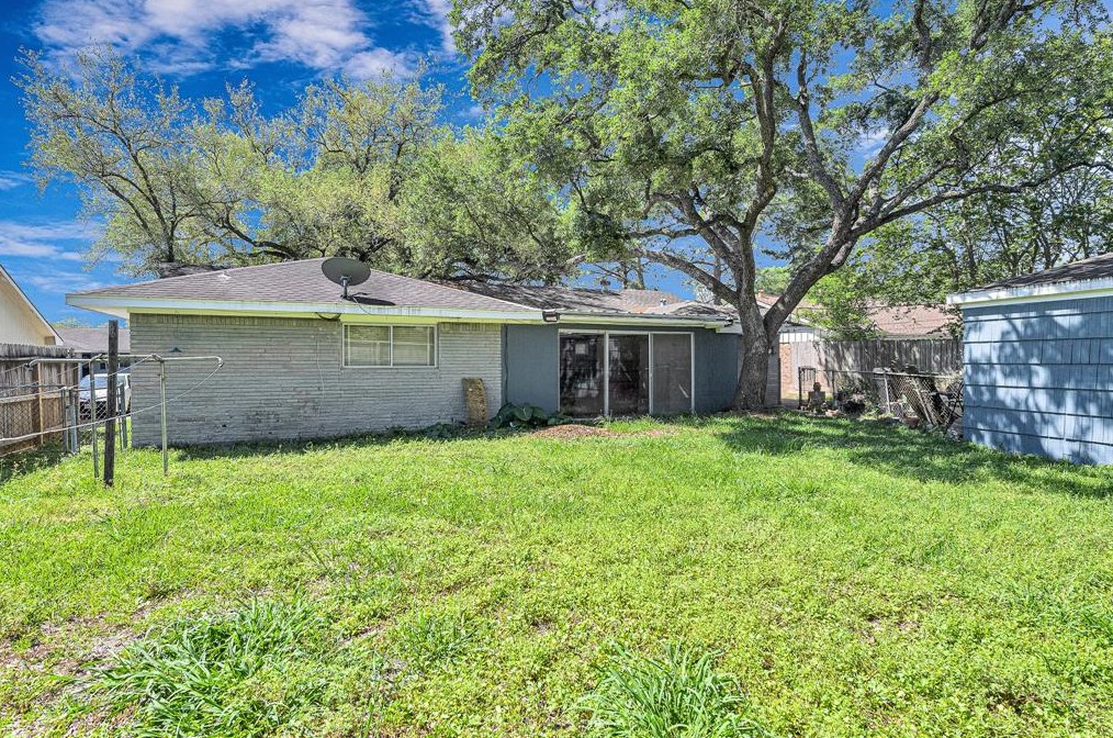 5814 Mcknight, Houston TX  77035-2326 exterior