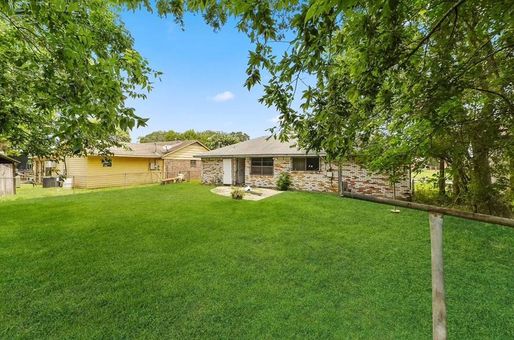 5526 Elm Spg Dr, Houston TX  77048-1837 exterior