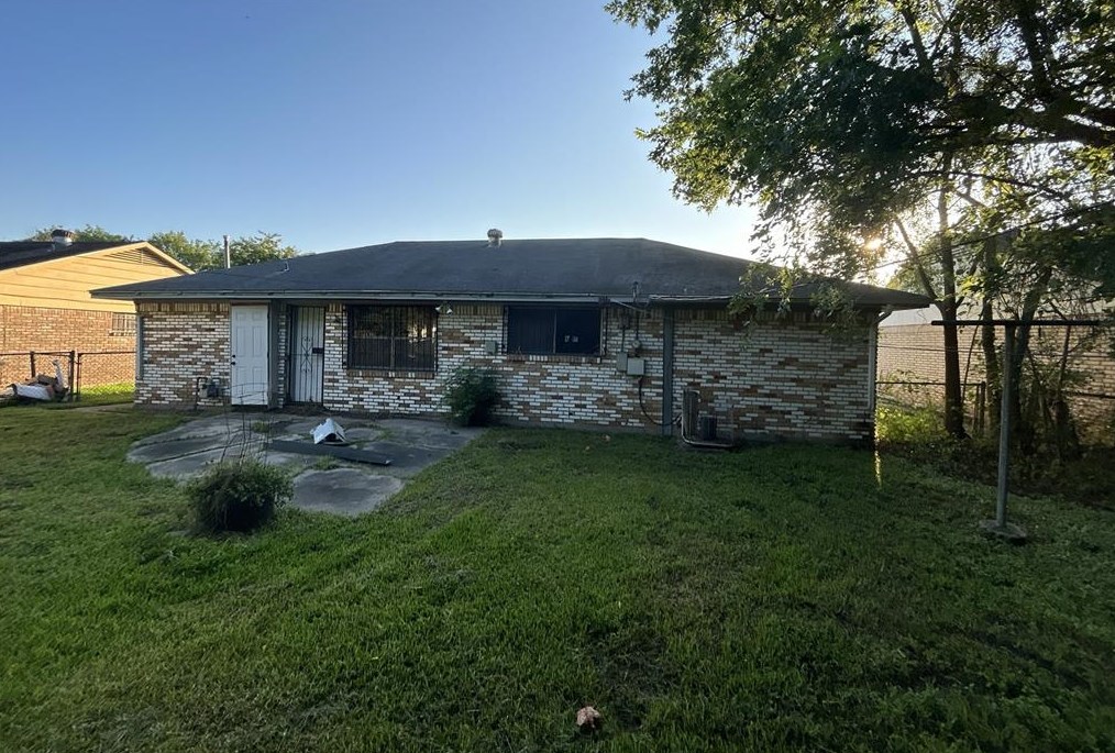 5526 Elm Spg Dr, Houston TX  77048-1837 exterior