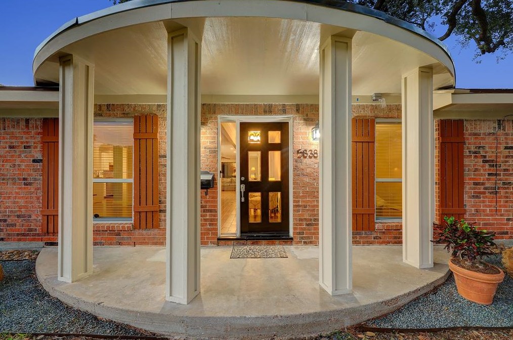 5838 Yarwell Dr, Houston TX  77096-4829 exterior