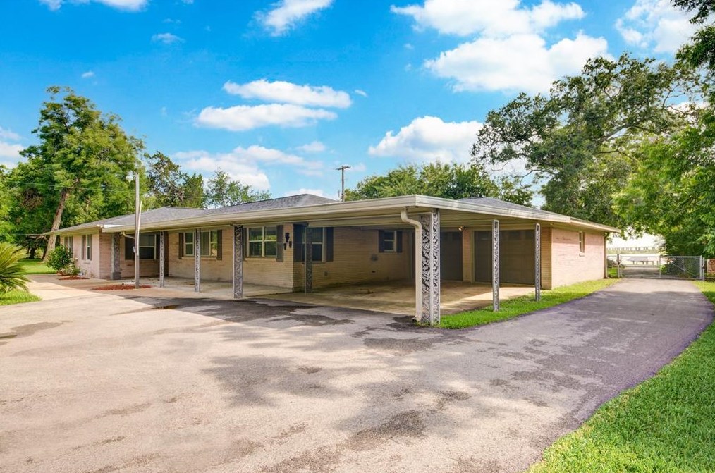 1807 Missouri St, Baytown TX  77520-6437 exterior