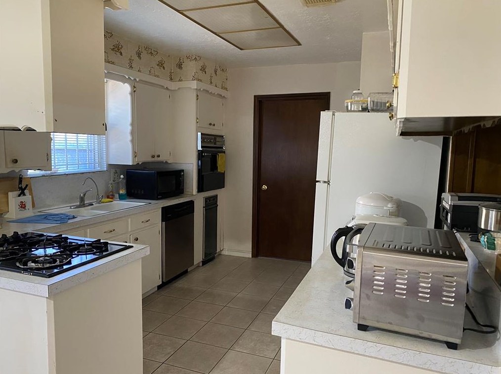 9311 Sharpview Dr, Houston TX  77036-5221 exterior