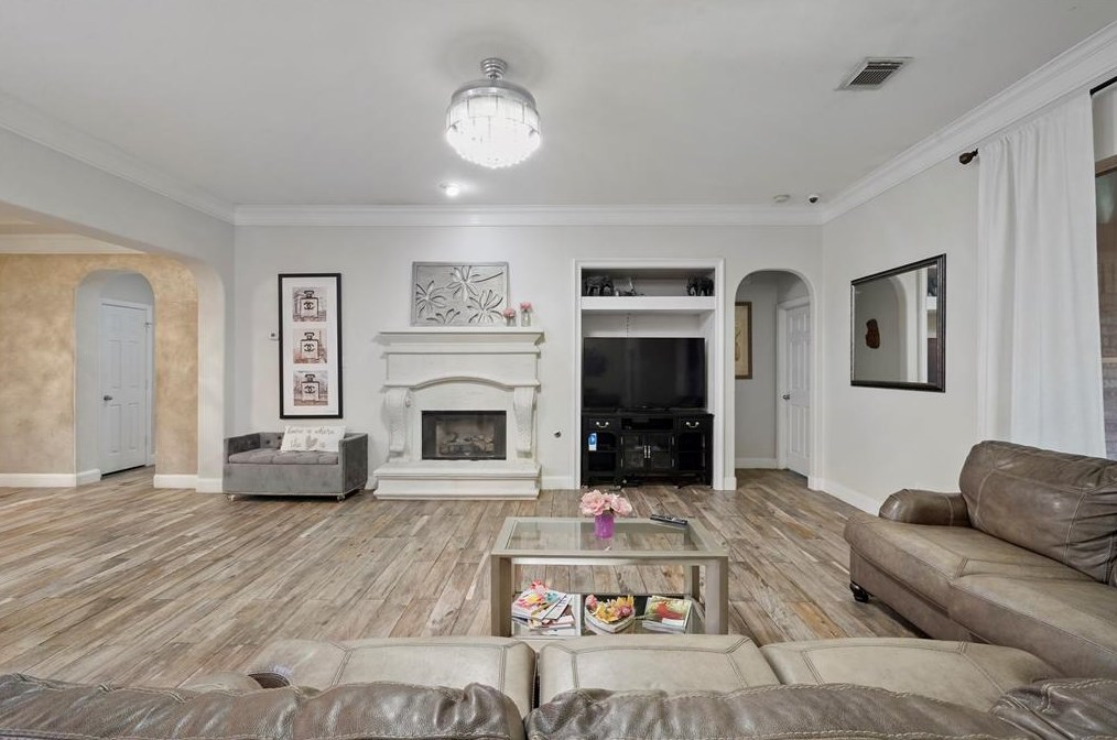 6423 Silver Cres Dr, Houston TX  77064-5156 exterior