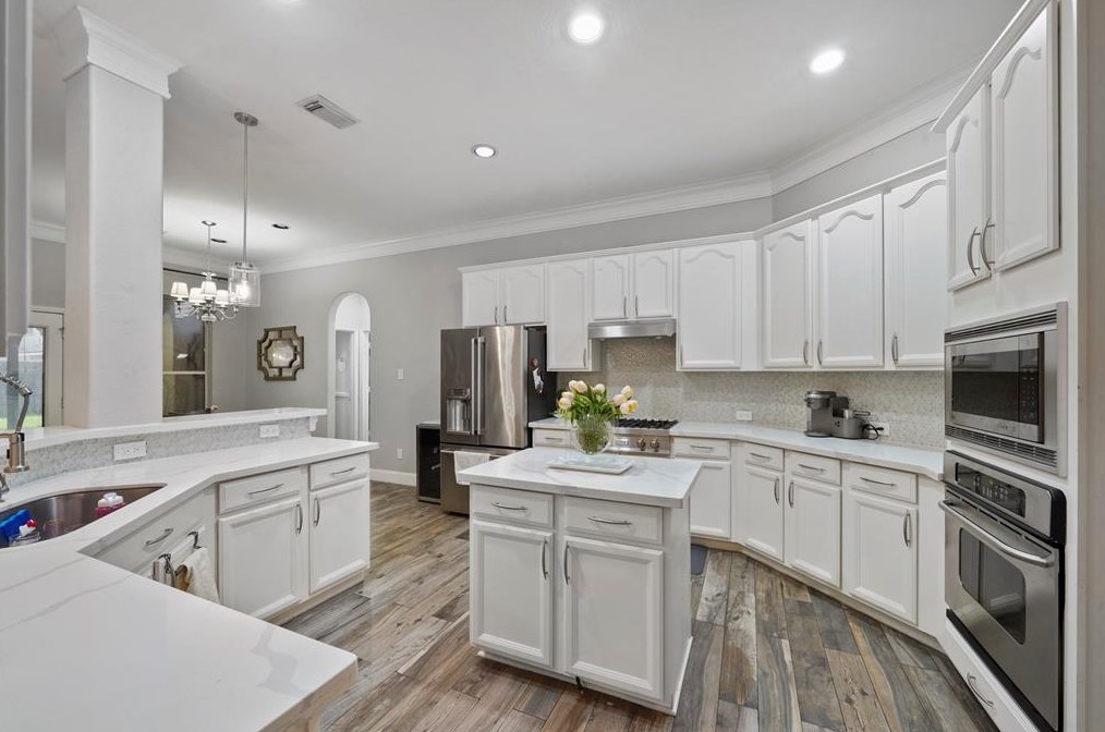 6423 Silver Cres Dr, Houston TX  77064-5156 exterior
