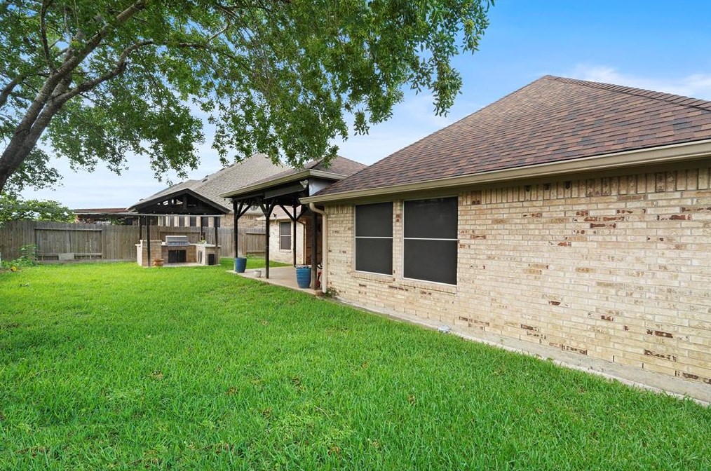 6423 Silver Cres Dr, Houston TX  77064-5156 exterior