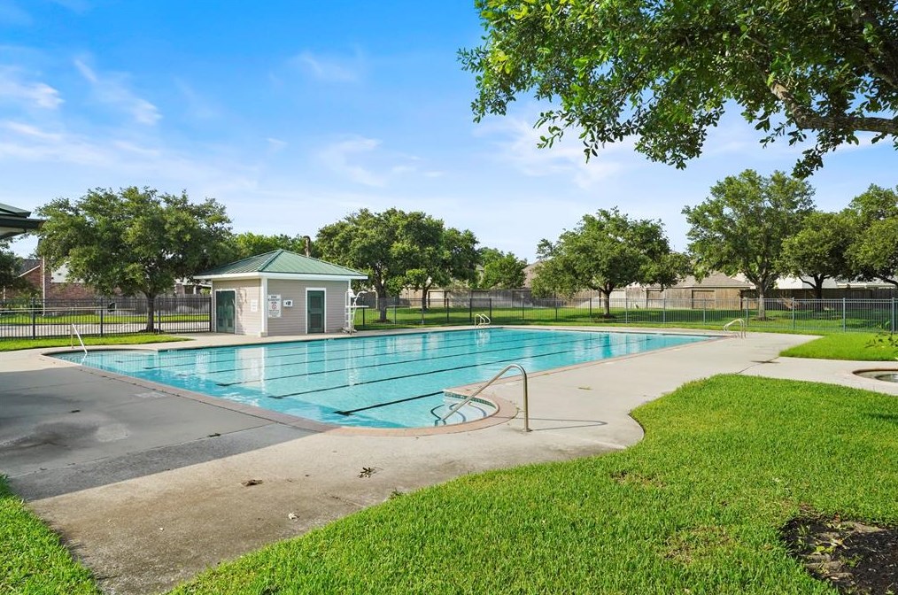 6423 Silver Cres Dr, Houston TX  77064-5156 exterior