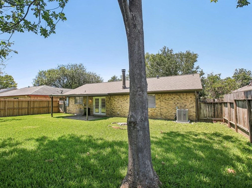 350 Vlg Crk Dr, Houston TX  77598-2612 exterior