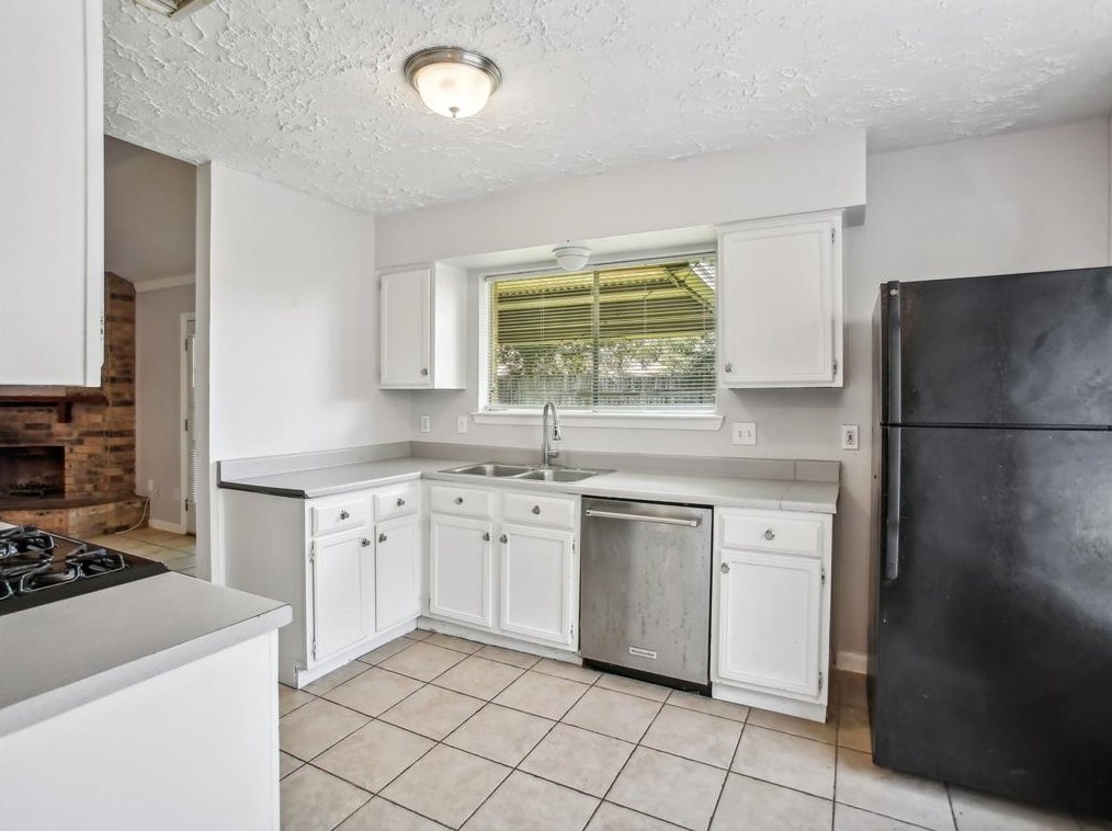 350 Vlg Crk Dr, Houston TX  77598-2612 exterior