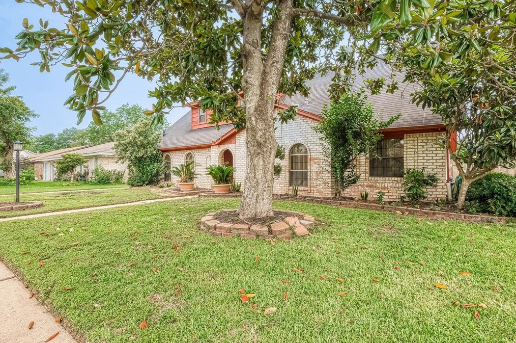 9314 Bankside Dr, Houston TX  77096-5611 exterior