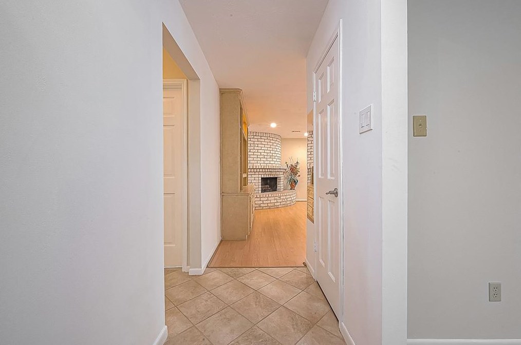 9314 Bankside Dr, Houston TX  77096-5611 exterior