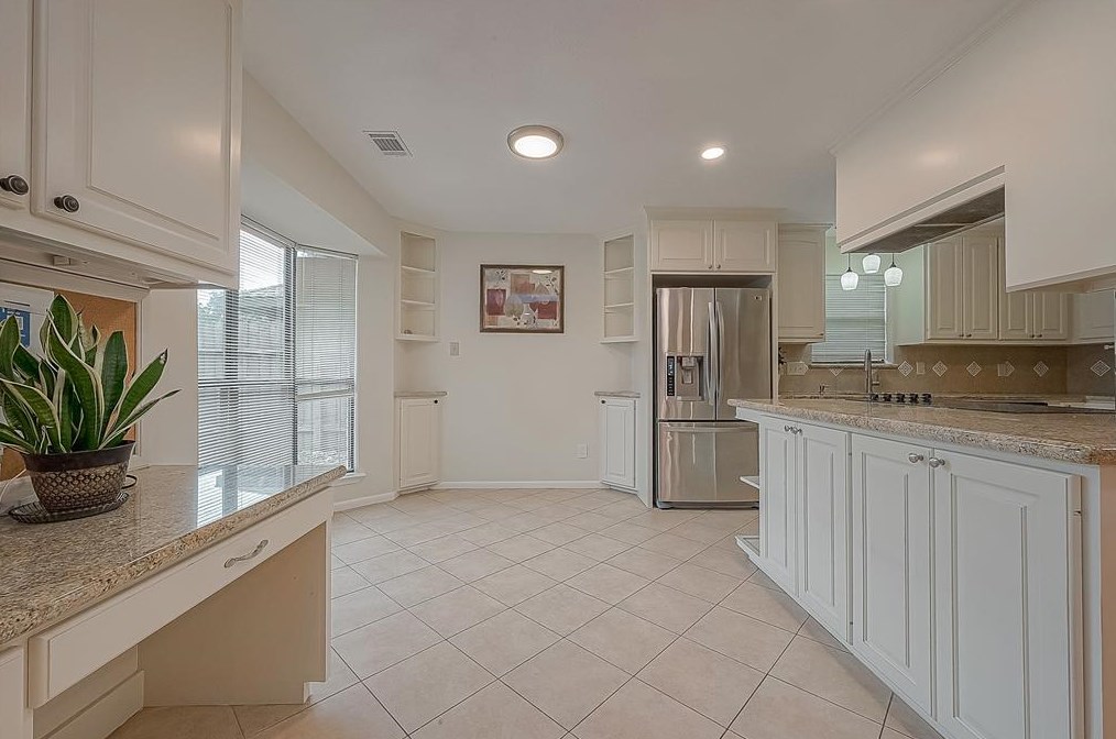 9314 Bankside Dr, Houston TX  77096-5611 exterior