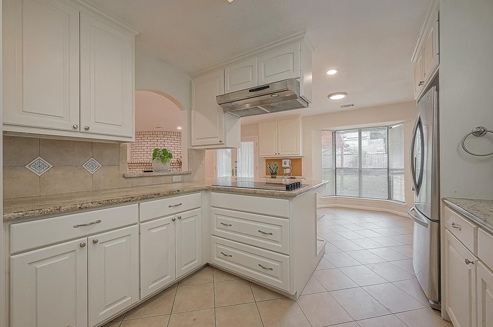 9314 Bankside Dr, Houston TX  77096-5611 exterior