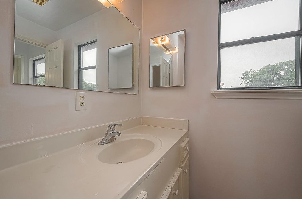 9314 Bankside Dr, Houston TX  77096-5611 exterior