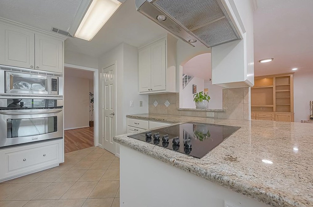 9314 Bankside Dr, Houston TX  77096-5611 exterior