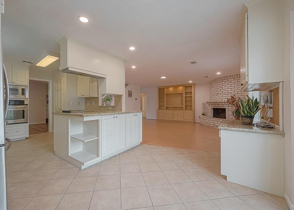 9314 Bankside Dr, Houston TX  77096-5611 exterior