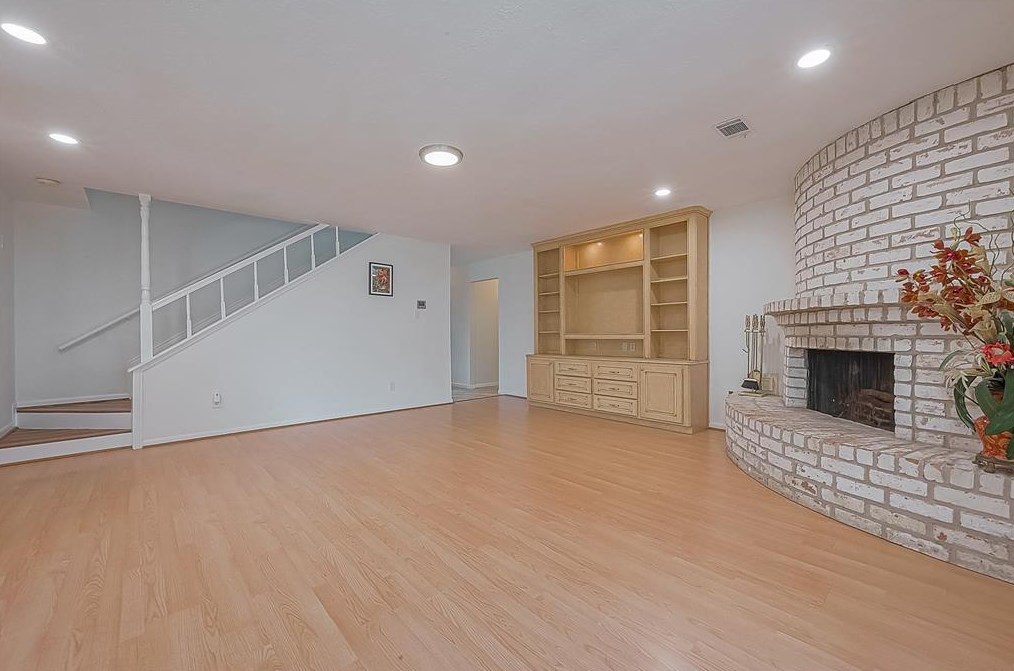 9314 Bankside Dr, Houston TX  77096-5611 exterior