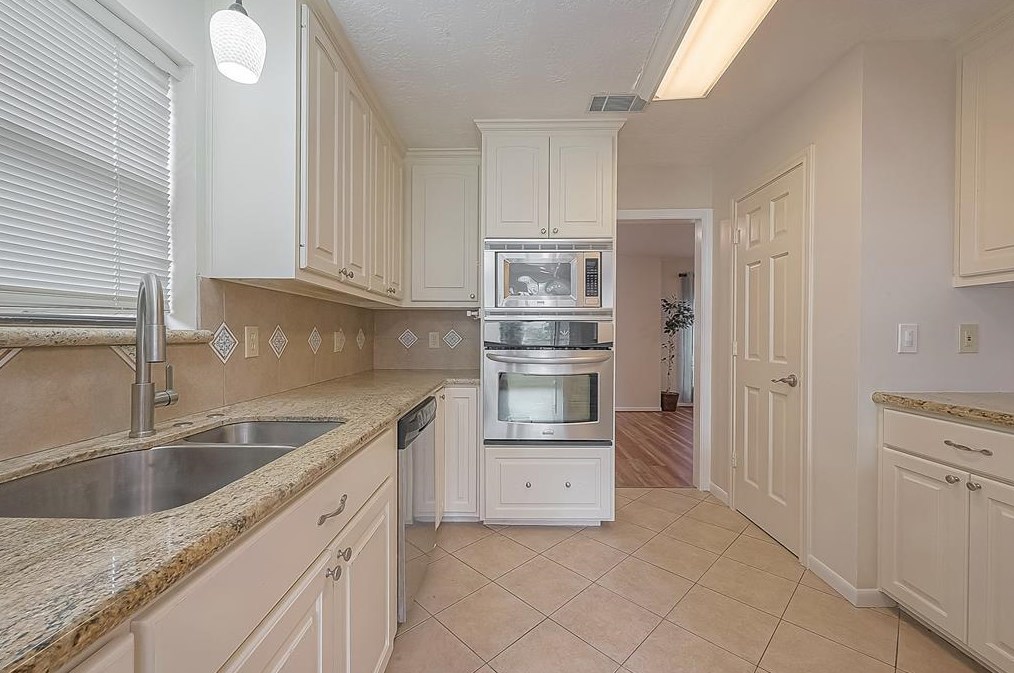 9314 Bankside Dr, Houston TX  77096-5611 exterior