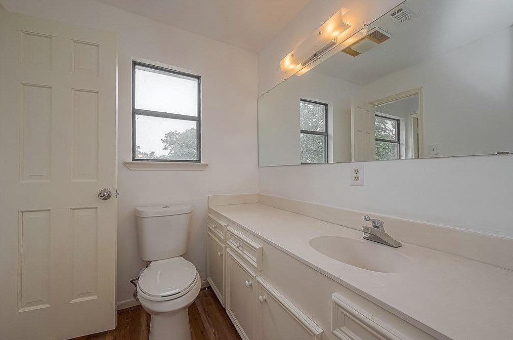 9314 Bankside Dr, Houston TX  77096-5611 exterior