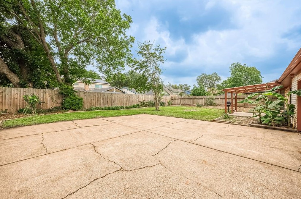 9314 Bankside Dr, Houston TX  77096-5611 exterior