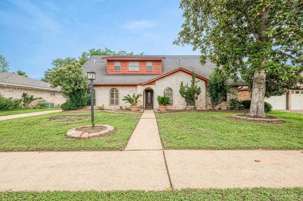 9314 Bankside Dr, Houston TX  77096-5611 exterior