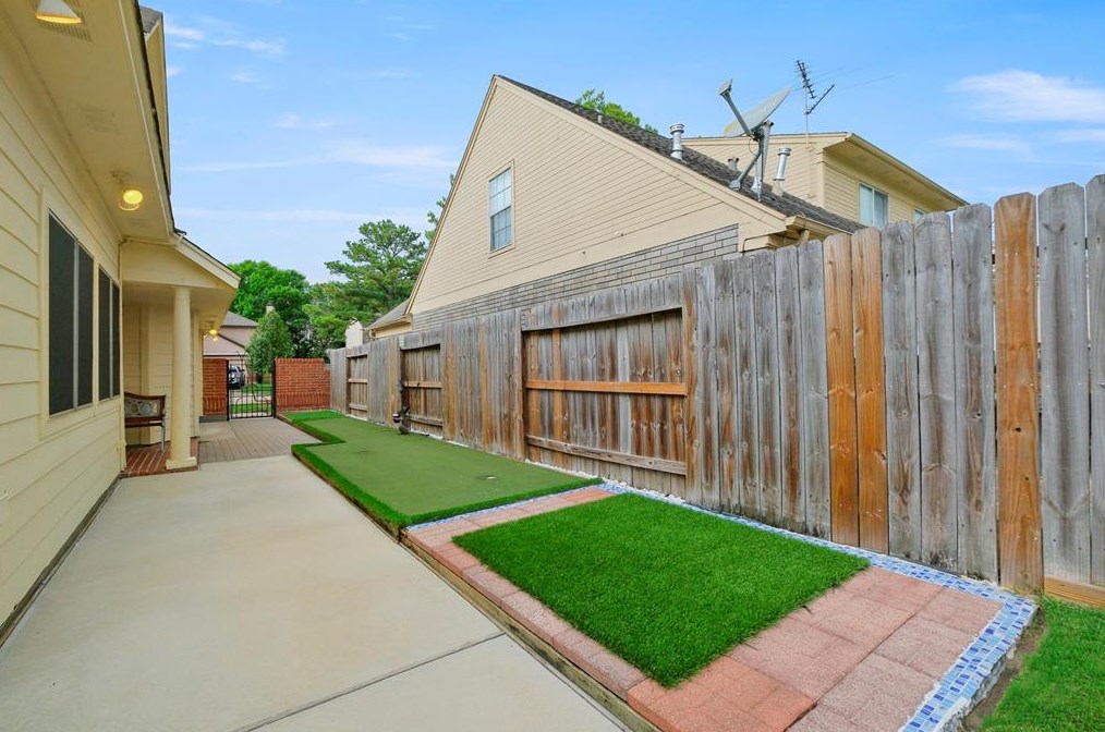 9514 Cabin Crk Dr, Houston TX  77064-3810 exterior