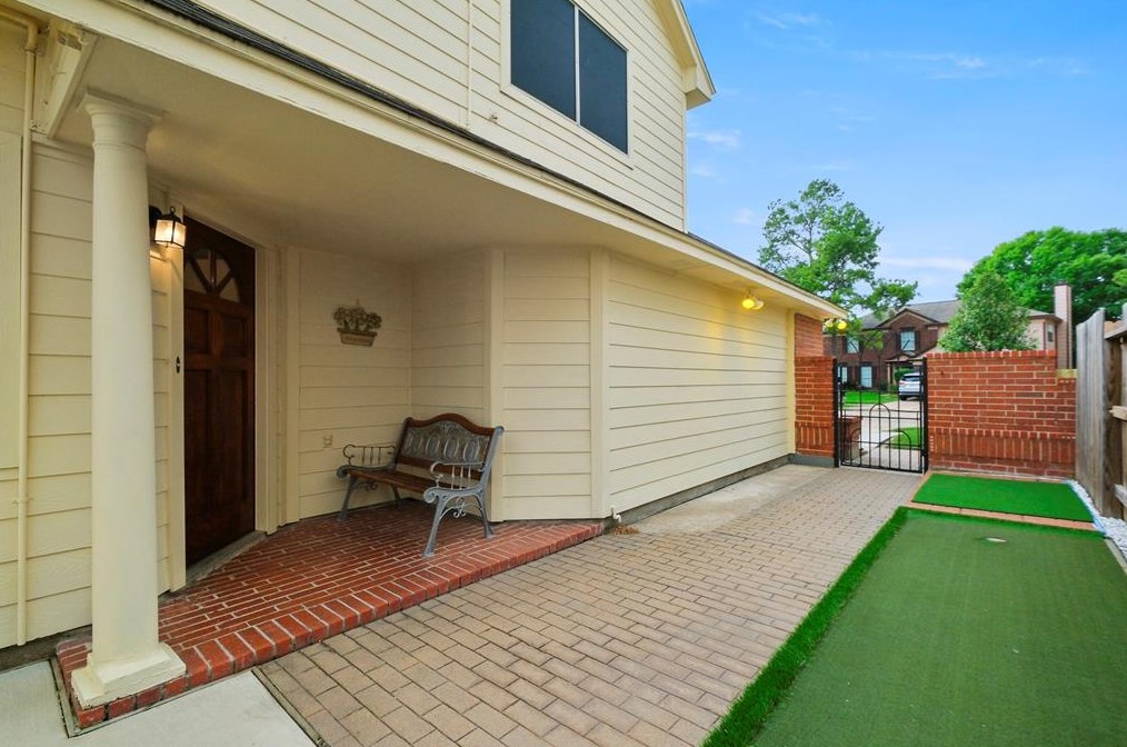 9514 Cabin Crk Dr, Houston TX  77064-3810 exterior