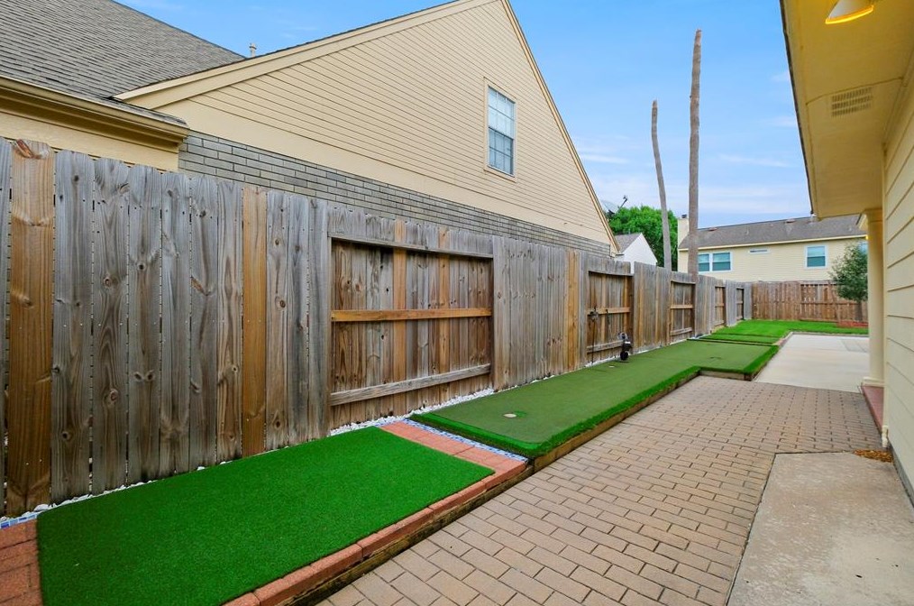9514 Cabin Crk Dr, Houston TX  77064-3810 exterior