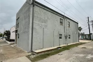 1010 27th St, Galveston, TX 77550 - Photo 3