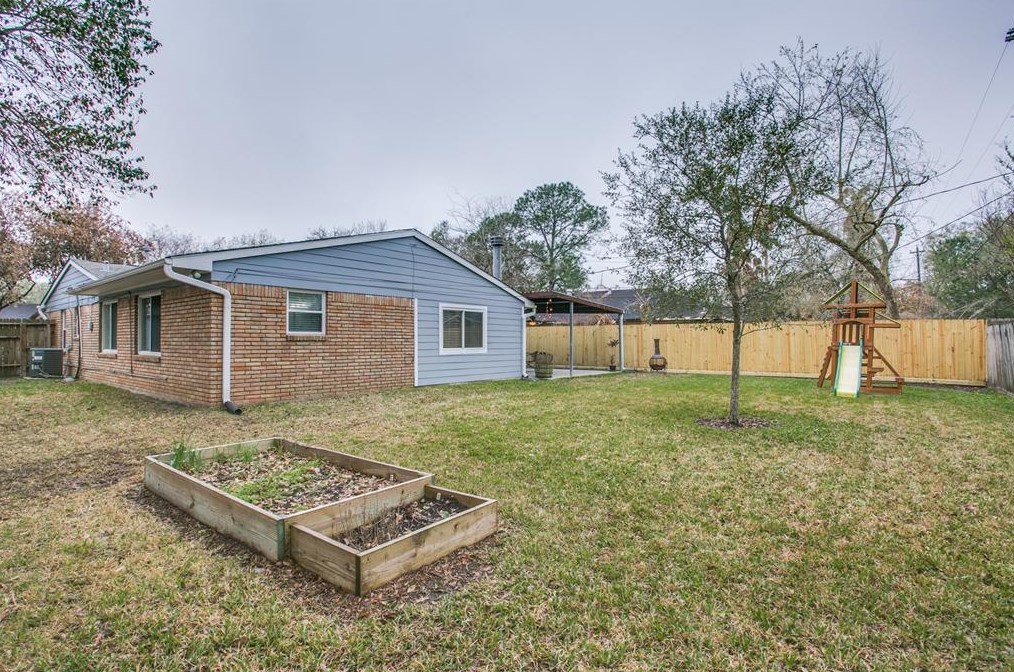 5434 Stillbrooke Dr, Houston TX  77096-5034 exterior