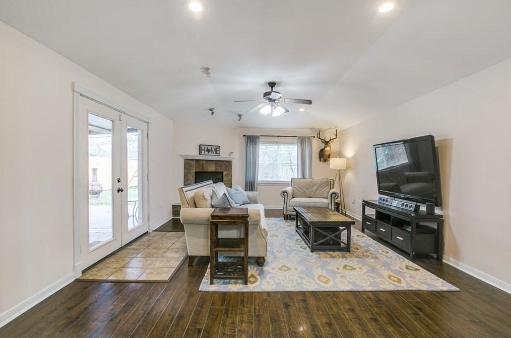 5434 Stillbrooke Dr, Houston TX  77096-5034 exterior