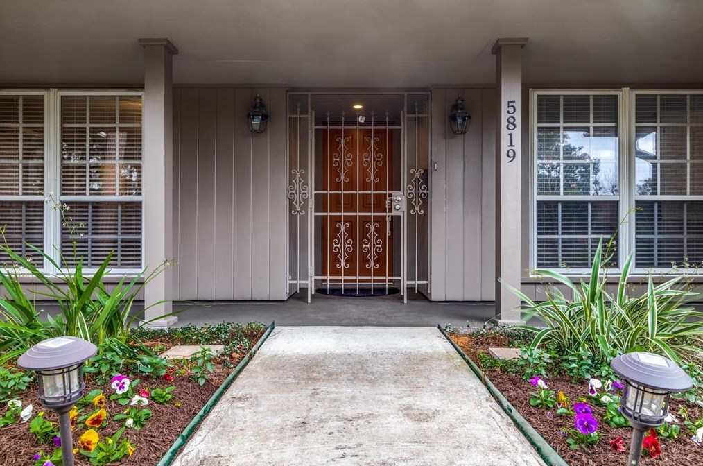5819 Mcknight, Houston TX  77035-2326 exterior