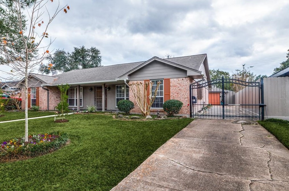 5819 Mcknight, Houston TX  77035-2326 exterior