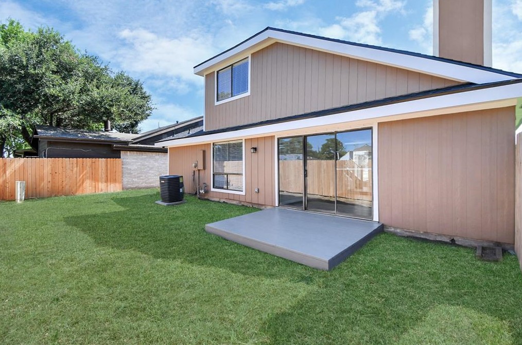 13406 Clarewood Dr, Houston TX 77081-5001 exterior