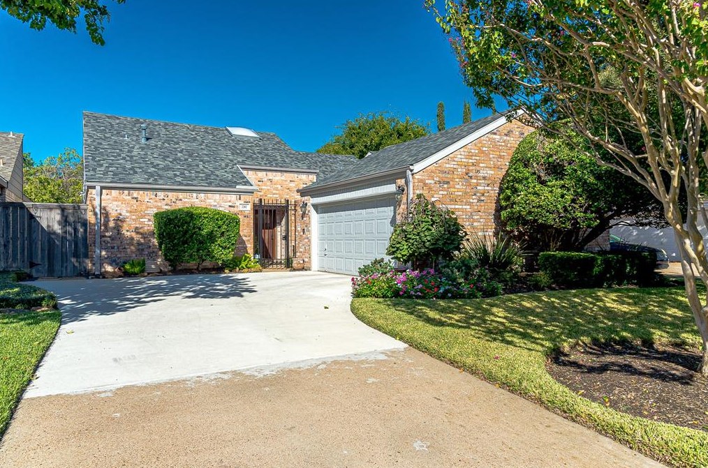 2202 Ashford Hollow Ln, Houston TX  77077-5814 exterior