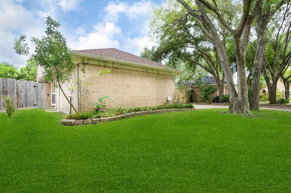 13711 Piping Rock Ln, Houston TX  77077-5426 exterior