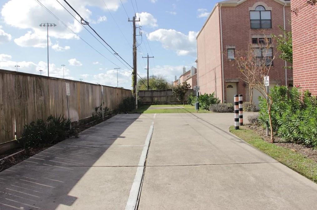 3501 Link Valley Dr, Houston TX  77025-5100 exterior