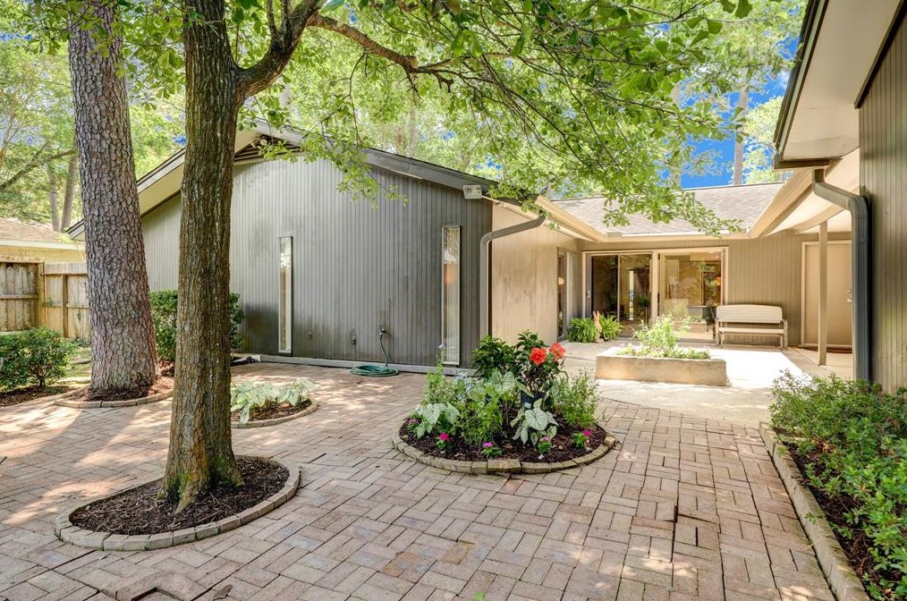 12434 Huntingwick Dr, Houston TX  77024-4906 exterior