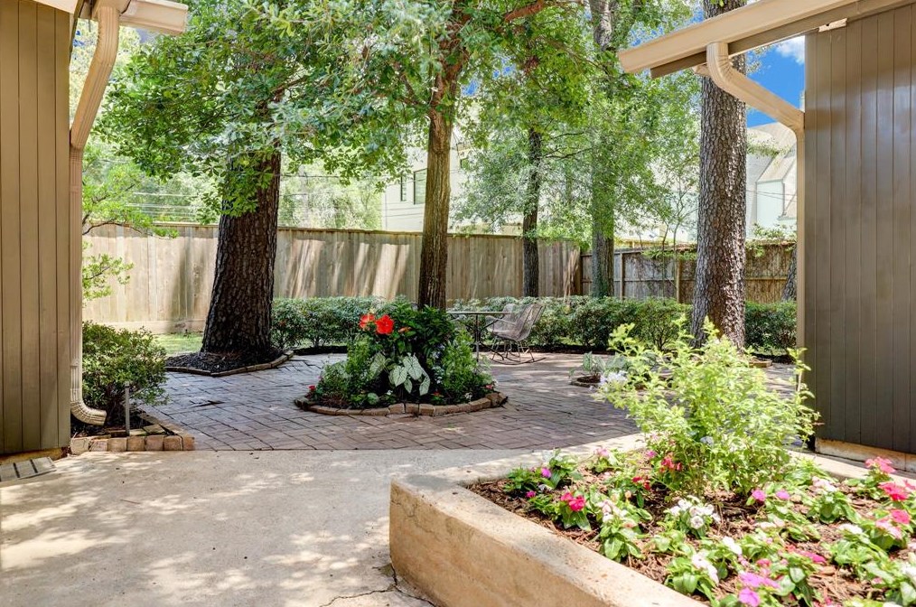 12434 Huntingwick Dr, Houston TX  77024-4906 exterior