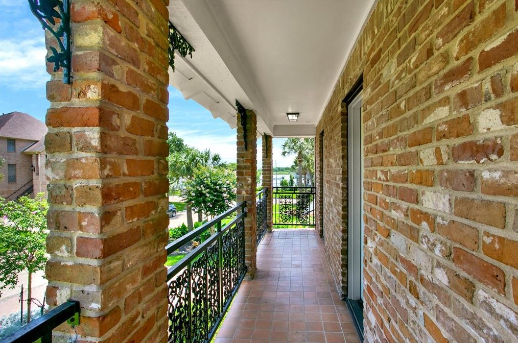 18507 Prince William Ln, Houston TX  77058-4222 exterior