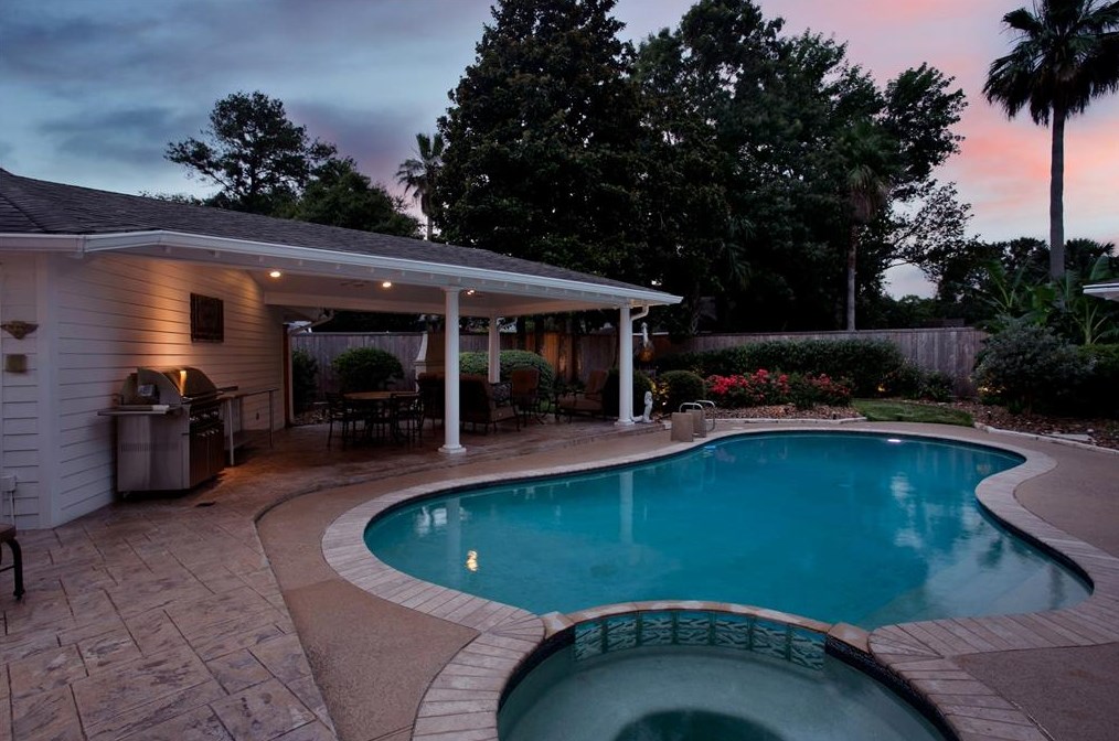 18507 Prince William Ln, Houston TX  77058-4222 exterior