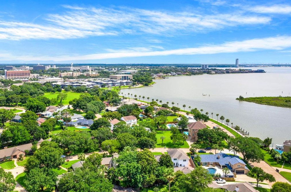18507 Prince William Ln, Houston TX  77058-4222 exterior