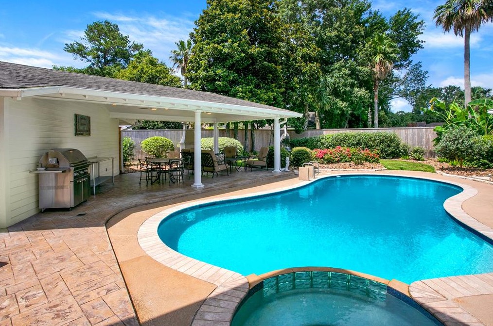 18507 Prince William Ln, Houston TX  77058-4222 exterior