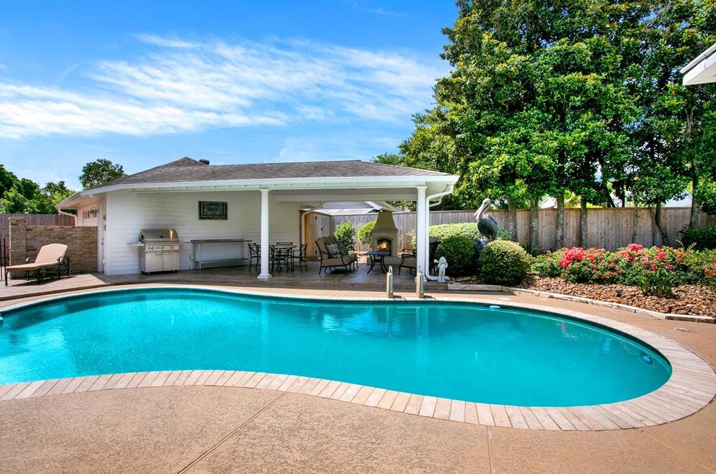 18507 Prince William Ln, Houston TX  77058-4222 exterior